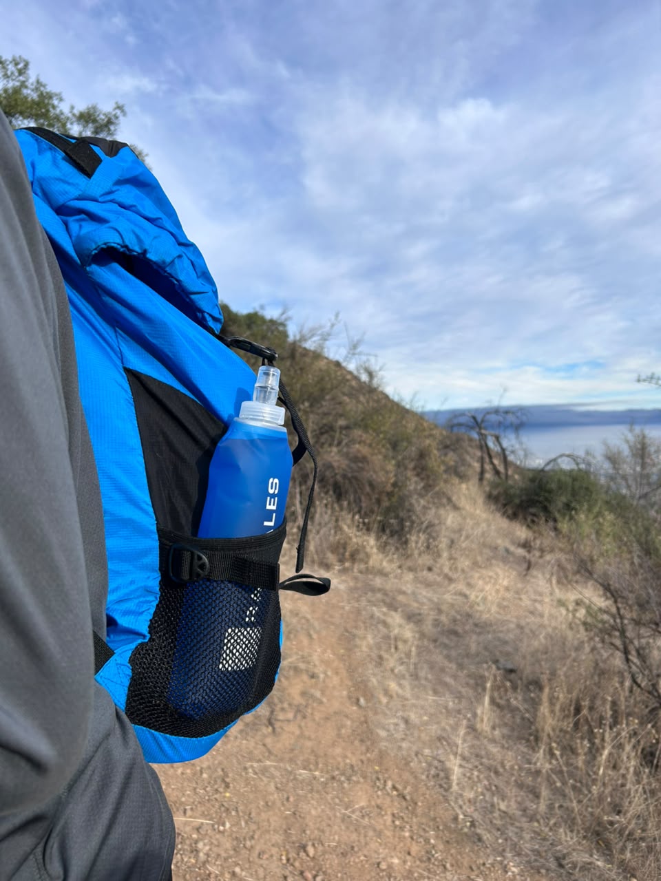 Soft Flask Azul 500 plegada en la mochila en pleno sendero