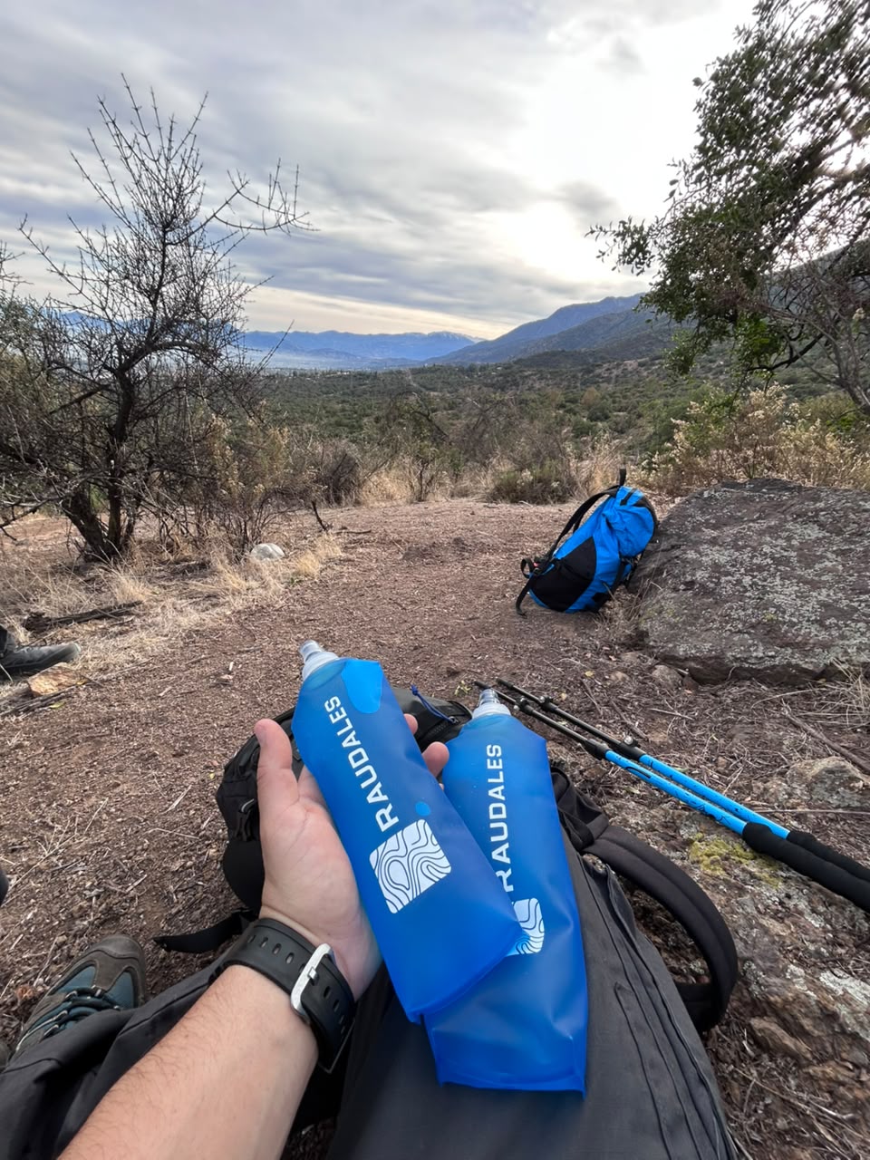 Dos Soft Flask Azul 500 con la cordillera de fondo